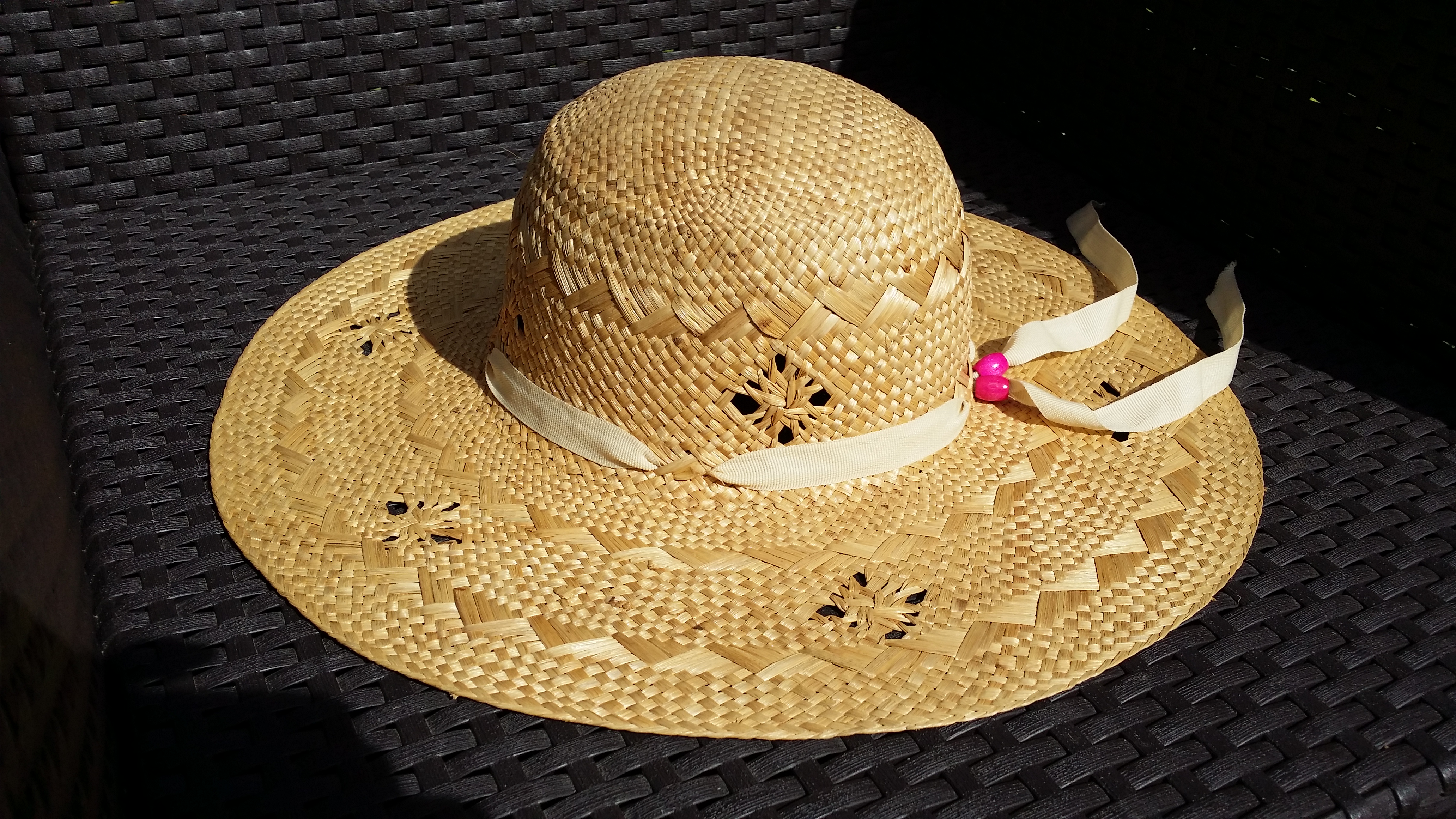 Le chapeau VARANO EN RAPHIA MACRAMÉ de la célèbre marque CRAMBES.